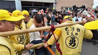 救救孩！媽祖「轎桿輕撫」慈悲賜福罕病童