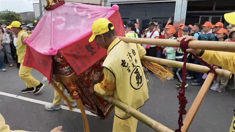 鑾轎隊伍突然緊急迴轉，往路邊一對姑姪靠近賜福。（圖／翻攝畫面）