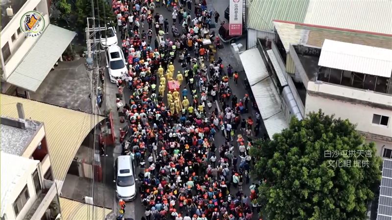 白沙屯媽祖吸引大批信眾跟隨。（圖／白沙屯拱天宮文化組提供）