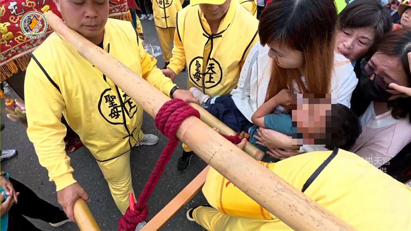 媽祖鑾轎轎桿緊緊貼著男童2分多鐘祈福。（圖／白沙屯拱天宮文化組提供）