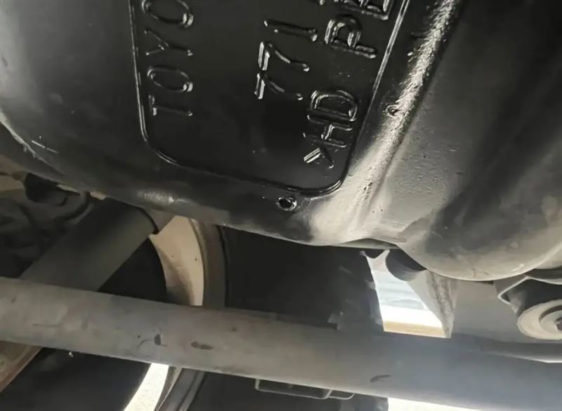 傑卡琳在社群平台分享他的油箱被鑽洞。（圖／TikTok@Jacalyn Villalobos-Becerra）