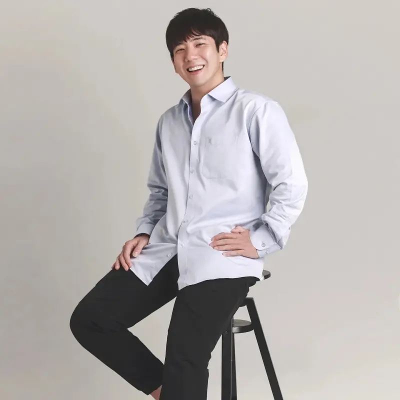 Jisoo哥哥金政勳外型帥氣，還曾經是特種兵。（圖／翻攝自theqoo）