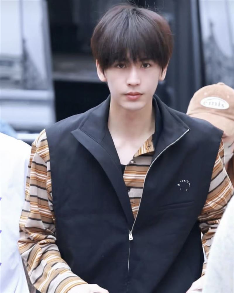 張凌赫隨著人氣飆升，網路上出現一篇「追星攻略論文」，不僅格式完整，還模仿正式學術架構，甚至虛構「全宇宙夢女聯合會」與「國家追星戰略研究中心」等單位，自稱由「橫店入贅工程」資助，諷刺意味十足。（圖／翻攝自微博）