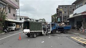 花蓮市尚志路發生車禍事故，2台小貨車發生碰撞釀2傷送醫。（圖／翻攝畫面）