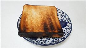 營養師蔡正亮指出，如果將吐司烤到微焦黑才吃，長期下來可能吃下大量「晚期糖化終產物」。（示意圖／photoAC）