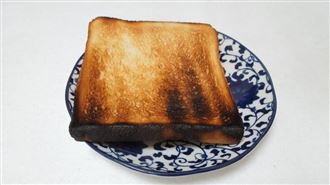 吐司越焦越香？營養師：恐讓皮膚老更快