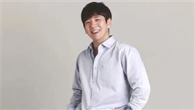 BLACKPINK成員Jisoo哥哥金政勳外型帥氣，還曾經是特種兵。（圖／翻攝自theqoo）