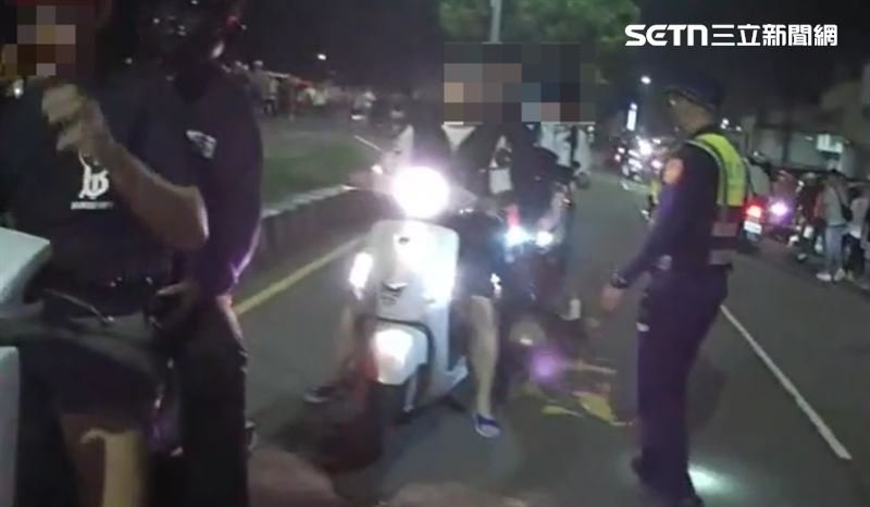 在熱鬧的宗教盛事背後，卻有部分民眾存有僥倖心理，趁亂違規騎車，警察在忙大甲媽勤務的同時還要忙著取締。（圖／翻攝畫面）