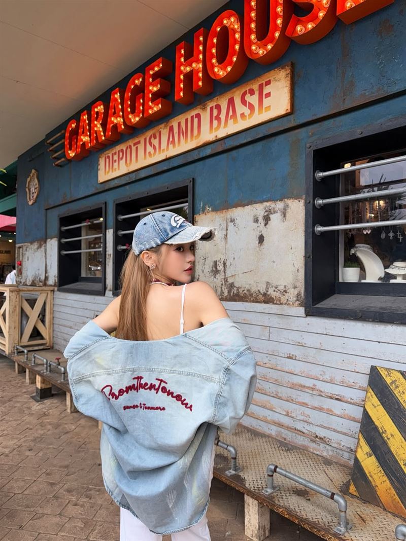 蔡瑞雪到日本沖繩打卡性感美照。（圖／翻攝自IG@snowbabyq）