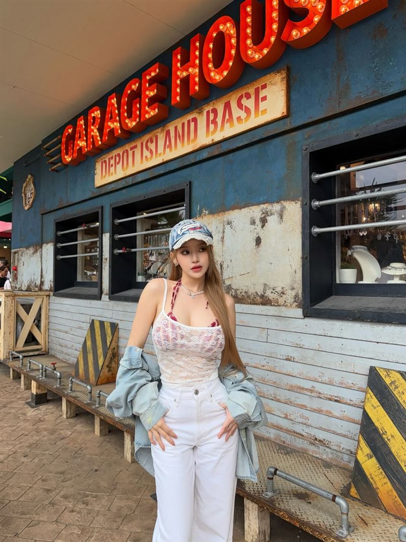 蔡瑞雪到日本沖繩打卡性感美照。（圖／翻攝自IG@snowbabyq）