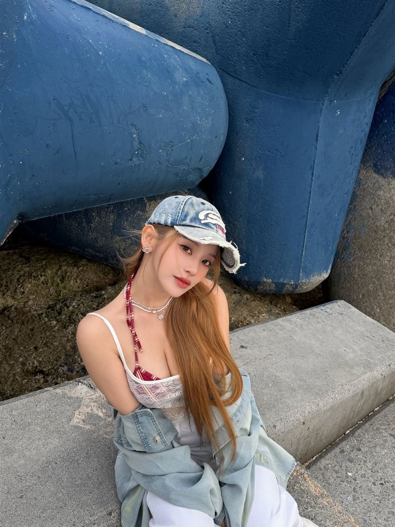 蔡瑞雪到日本沖繩打卡性感美照。（圖／翻攝自IG@snowbabyq）