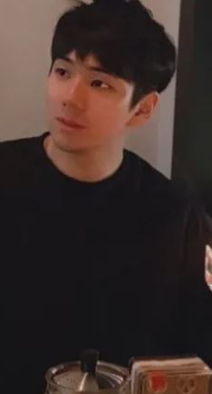 Jisoo的親哥哥金政勳，過去在粉絲眼中是「模範哥哥」，沒想到爆發家暴醜聞。（圖／翻攝自NAVER）