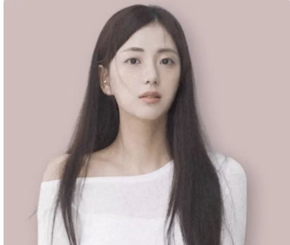 Jisoo親姊姊金智潤去年出道。（圖／翻攝自IG）