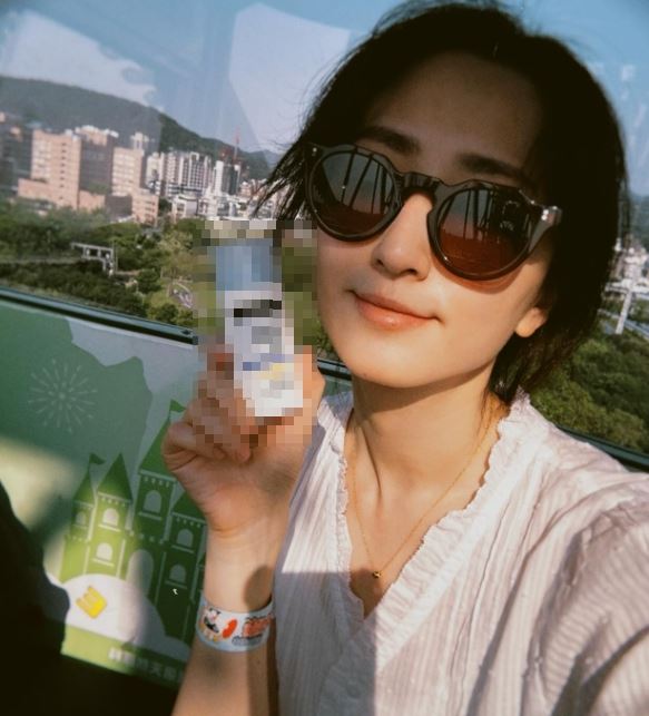 柯佳嬿身穿白色短袖澎澎袖襯衫，搭配隨性綁起的短髮造型，展現清新氣質。（圖／翻攝自柯佳嬿IG）