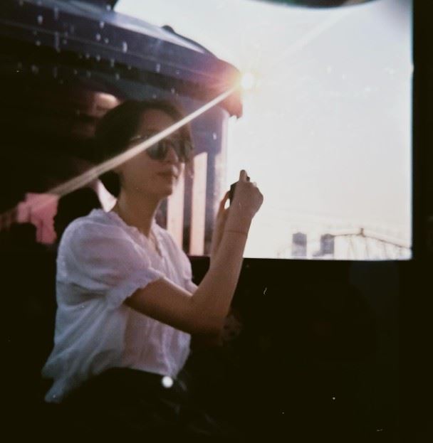 其中一張照片更因光影效果引發關注，陽光從窗外灑入車廂，柯佳嬿以側臉入鏡，逆光勾勒出輪廓，整體氛圍宛如電影畫面，也讓不少網友直呼「這根本是老公視角吧」。（圖／翻攝自柯佳嬿IG）