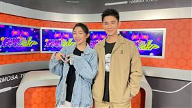 曾子益、曾智希與主持人阿甘（右）、小鹿（左）同框合影，歡樂互動嗨翻全場。（圖／民視提供）