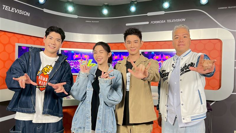 曾子益、曾智希與主持人阿甘（右）、小鹿（左）同框合影，歡樂互動嗨翻全場。（圖／民視提供）