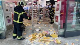 邱男向寶雅「借充電」遭拒，竟直接在門口「燒金紙」滋擾商家，被警方移送偵辦。（圖／翻攝畫面）