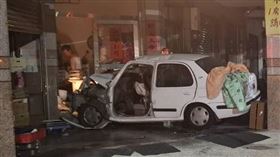 深夜恐怖撞擊！BMW撞噴小車「害失控衝進修配廠」　58歲男腿斷受困（圖／翻攝畫面）