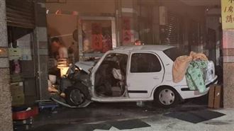BMW猛撞！小車失控衝民宅　58歲男腿斷了