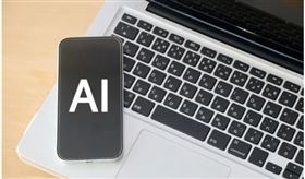 一名女網友轉職後急需訂閱AI工具，詢問該選ChatGPT還是Gemini？不少人反而推薦Claude適合「深度工作」使用。（翻攝自PhotoAC圖庫）