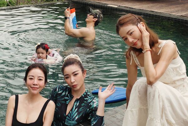 許維恩與兩姐姐在泳池邊合照，後面是老公王家梁和女兒忒忒。（圖／翻攝自許維恩臉書）