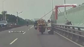 文 載紙箱撞逃1200