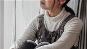 日本一名媽媽省吃儉用兼差送兒上名校，沒想到兒子出社會就搬走，甚至要求媽媽放過他。（示意圖，photoAC）