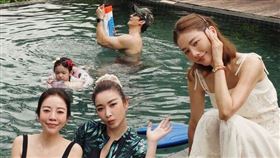 許維恩與兩姐姐在泳池邊合照（圖／翻攝自許維恩臉書）