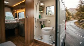 中國車廠在高度飽和的市場中，為突圍而採取的非常規策略，現在更出現配備「廁所」的專利申請。（示意圖／AI製圖）