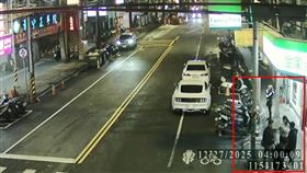 威揚會成員準備前往藥局討債。（圖／翻攝畫面）