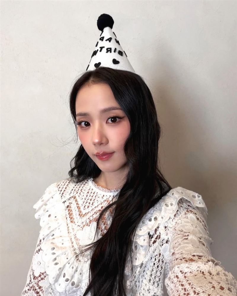 南韓娛樂圈再掀爭議風暴！圍繞Jisoo家人（哥哥）的多項指控持續延燒，但韓國主流媒體卻異常低調，甚至出現報導消失、內容被刪的情況，引發外界質疑是否有「看不見的力量」介入，輿論瞬間炸鍋。（圖／翻攝自IG @sooyaaa__）