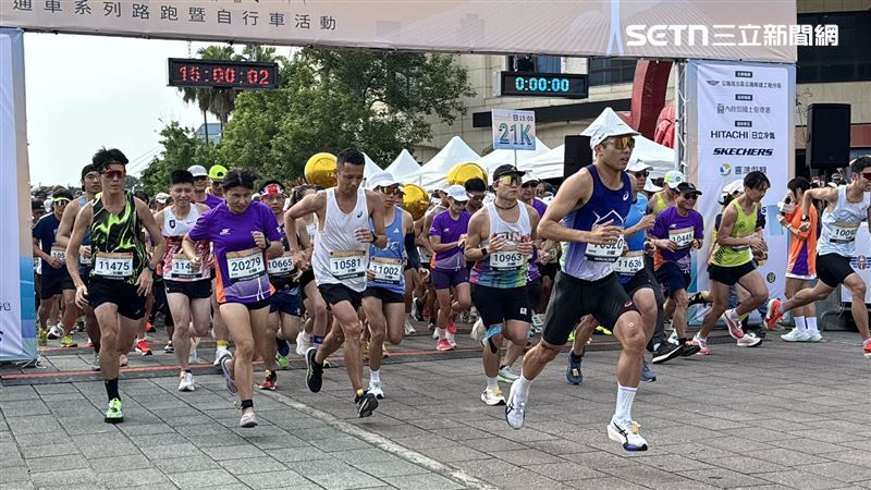 從學生等到當爸　他帶1家3口跑上淡江大橋