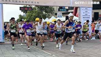 從學生等到當爸　他帶1家3口跑上淡江大橋