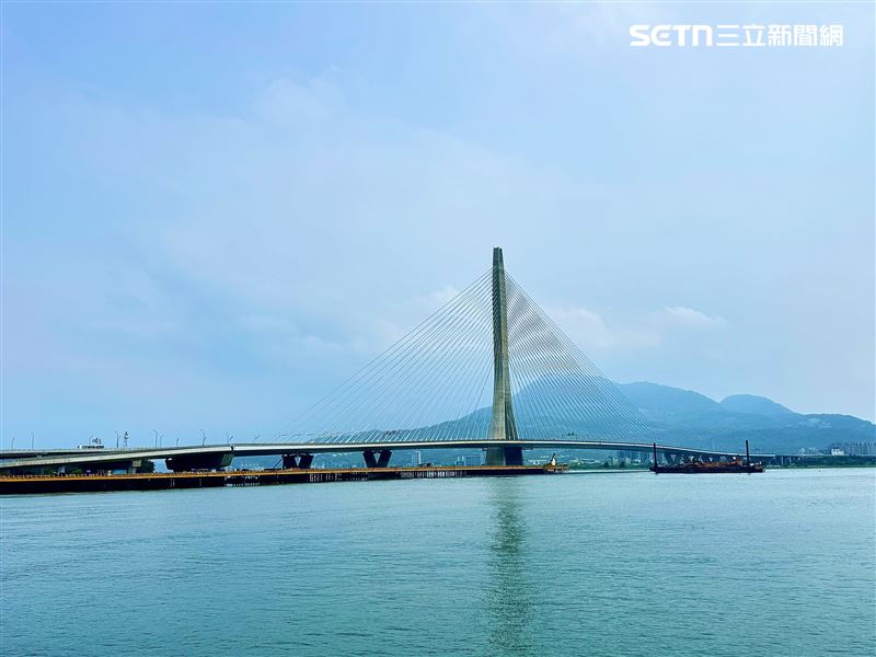 淡江大橋為全球最大跨距、單塔不對稱的斜張橋（資料圖／記者鍾釗榛攝影）