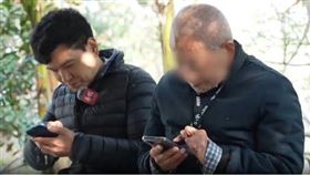 中國江蘇省出現新興職業「全職孫子」，專職陪伴獨居長輩，引發社群平台熱烈討論。（翻攝自微博）