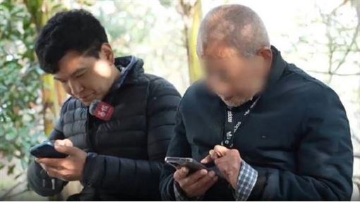 「全職孫子」月薪曝光！陪老翁散步滑手機