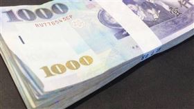 原PO父母要求提高孝親費，讓原PO備感壓力，甚至認為自己被當成了提款機。（示意圖／翻攝自photoAC）