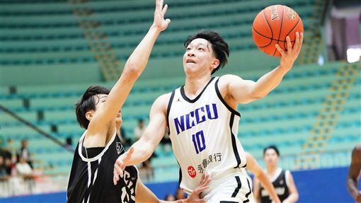 政大4強賽狂掃台藝大　6連霸僅剩一步之遙