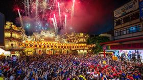 大甲媽起駕炸裂夜空！他拍到60萬人擠爆鎮瀾宮　金碧輝煌震撼全台（圖／謝明原、陳喬琳攝影《古哥空拍法人提供》提供） 