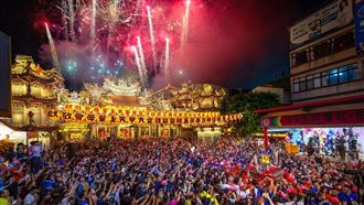 大甲媽起駕炸裂夜空！60萬人擠爆鎮瀾宮
