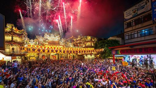 大甲媽起駕炸裂夜空！60萬人擠爆鎮瀾宮