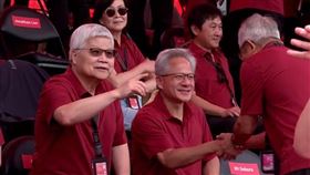 黃仁勳參加台積電運動會魏哲家陪同