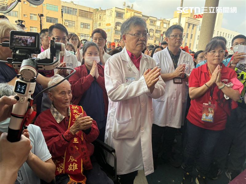 今年86歲的拱天宮值年爐主陳廣雄正巧在該院住院治療，今日特地坐著輪椅在醫護陪同下接駕。（圖／翻攝畫面）