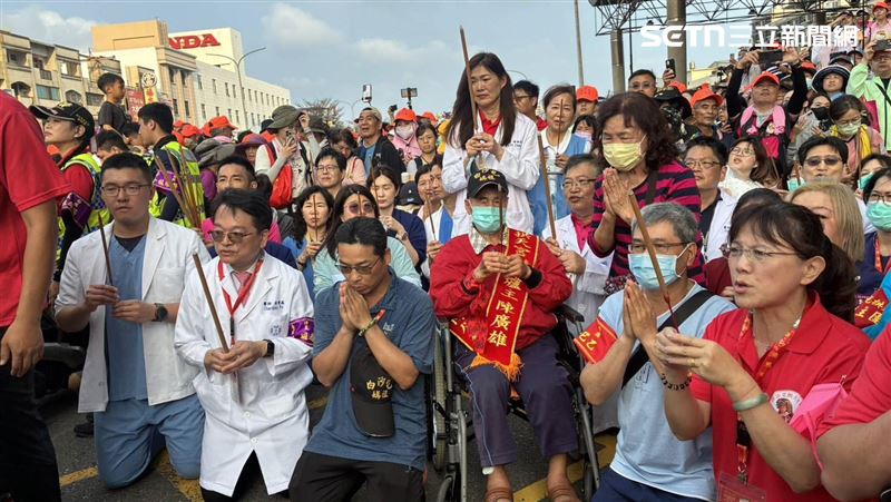 86歲爐主住院！粉紅超跑甩尾停駕醫院看他