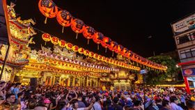 大甲媽起駕炸裂夜空！他拍到60萬人擠爆鎮瀾宮　金碧輝煌震撼全台（圖／謝明原、陳喬琳攝影《古哥空拍法人提供》提供）
