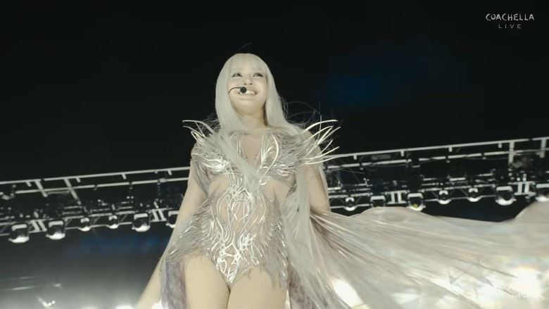 Lisa緊身高衩連身造型以金屬線條勾出立體骨架感。（圖／翻攝自YouTube）