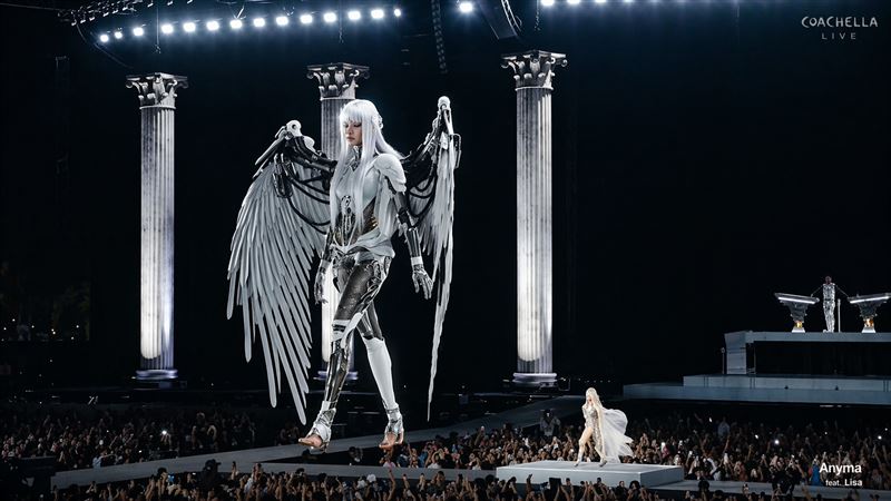 銀白色「超巨大機械Lisa」直接走出舞台效果驚人。（圖／翻攝自YouTube）