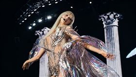 BLACKPINK成員Lisa化身銀白色機械「墮落天使」登上科切拉音樂節。（圖／翻攝自YouTube）