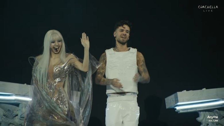 Lisa與DJ Anyma開心擁抱並感謝觀眾。（圖／翻攝自YouTube）